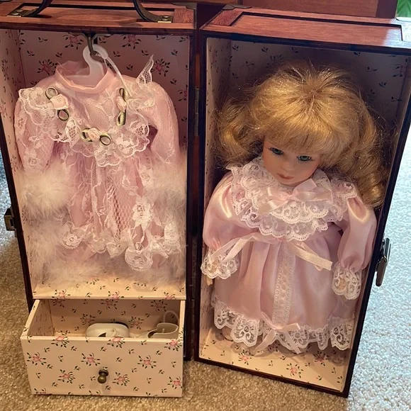 Porcelain doll in carrying crate. Additional dress, shoes and hanger. NWOT. - Picture 3 of 13